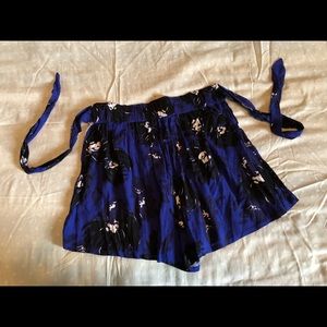 NWOT Flowy Blue and Black Floral Tie-up Shorts by A New Day (Size M)